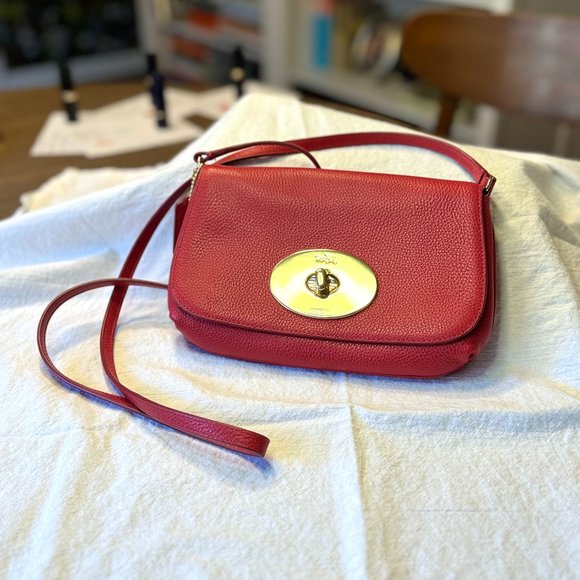 COACH Liv Turnlock Crossbody NWOT in Bright Coral + Brass Small Pebble Leather - Picture 1 of 11